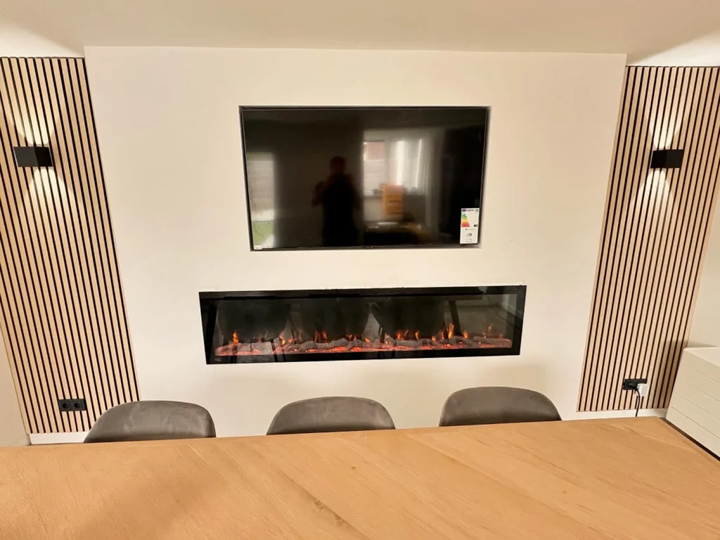 Strakke woonkamer met haard na totaalrenovatie