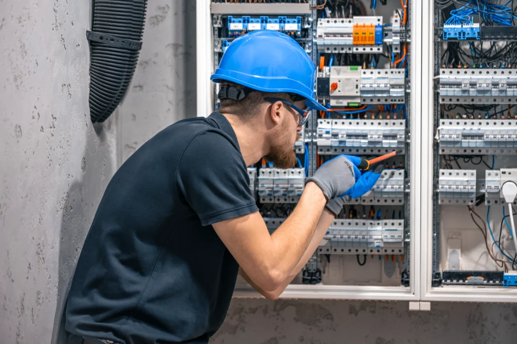 Gecertificeerd installateur vervangt groepenkast