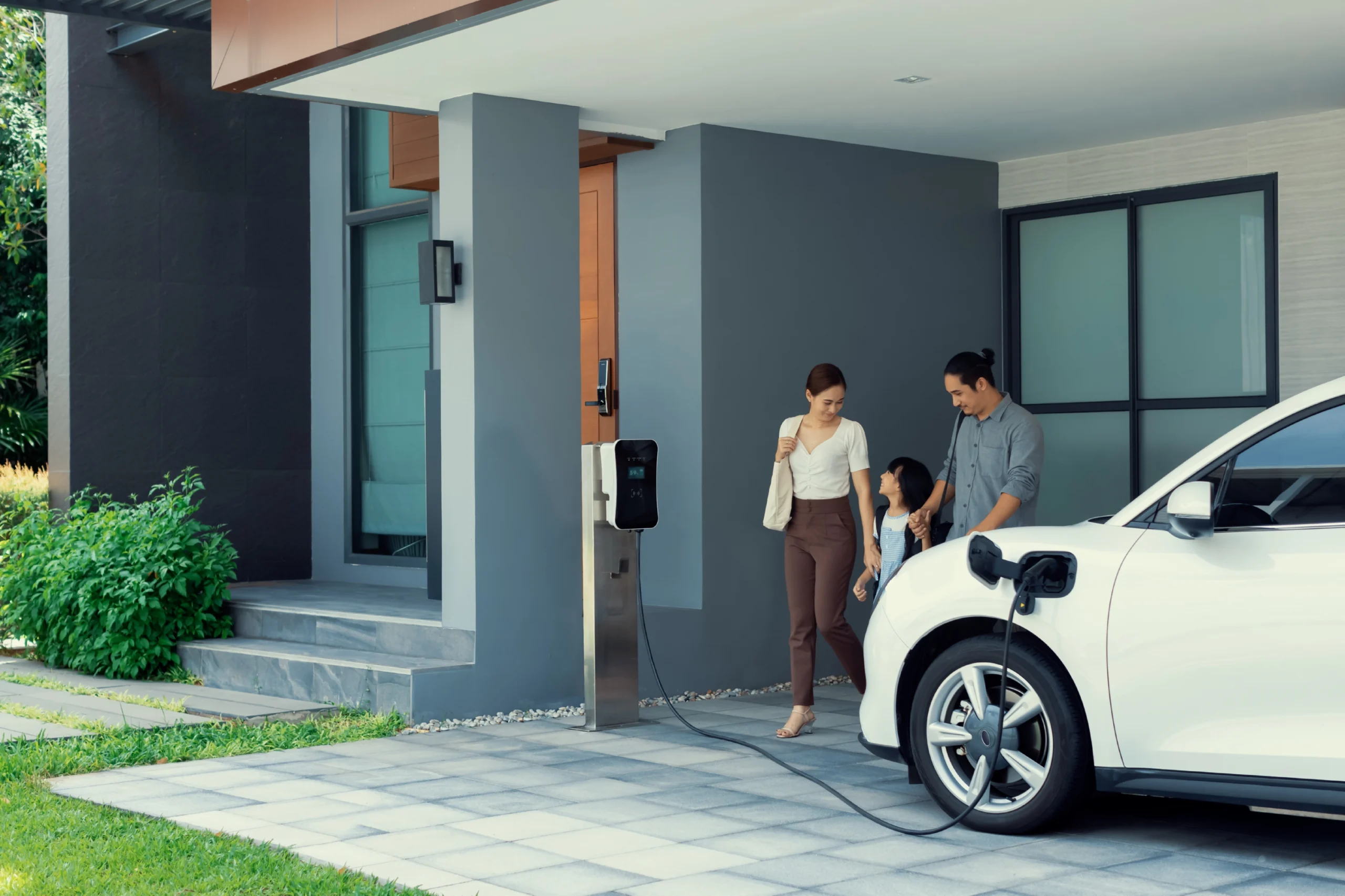 Elektrische auto laadt op aan laadpaal bij moderne woning