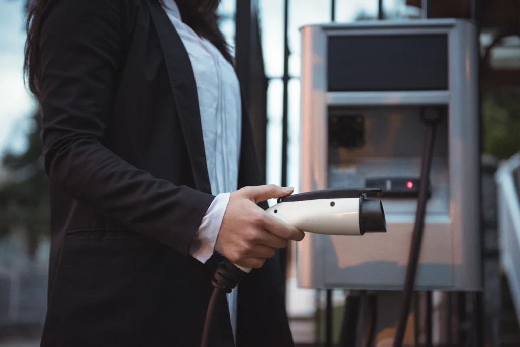 Hand met laadkabel type 2 voor elektrische auto