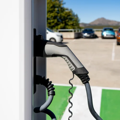 Laadpaal in gebruik bij elektrische auto