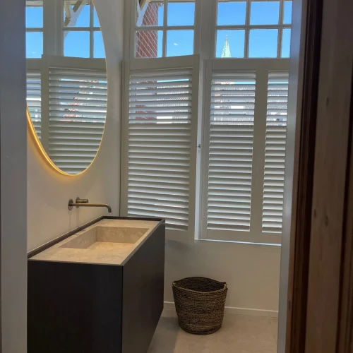 Nieuw toilet met shutters na renovatie