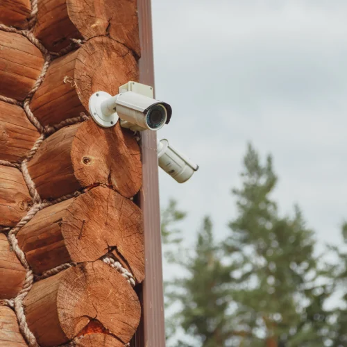 Buitencamera gemonteerd aan houten gevel